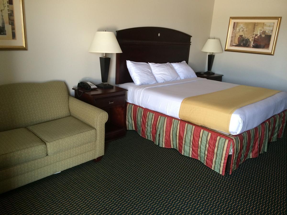 Express Inn Wharton Bagian luar foto
