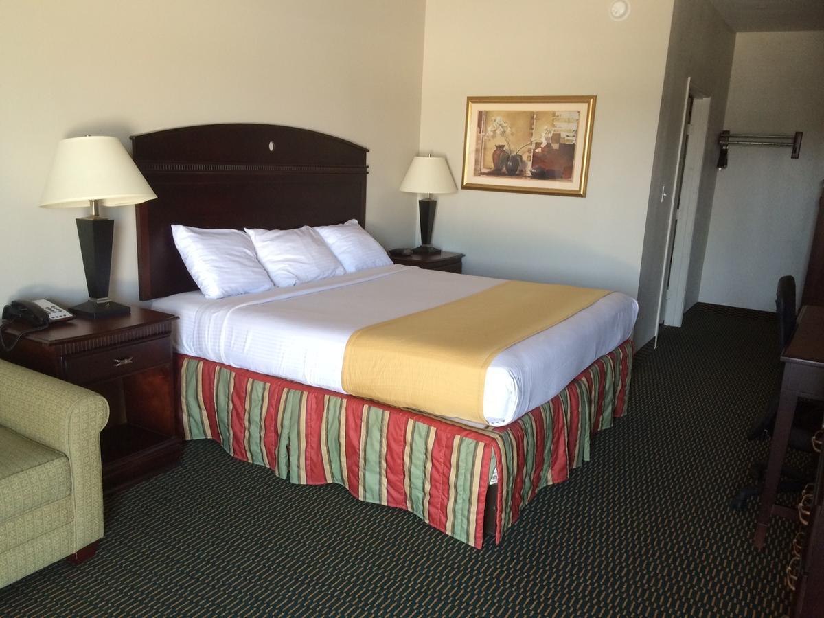 Express Inn Wharton Bagian luar foto