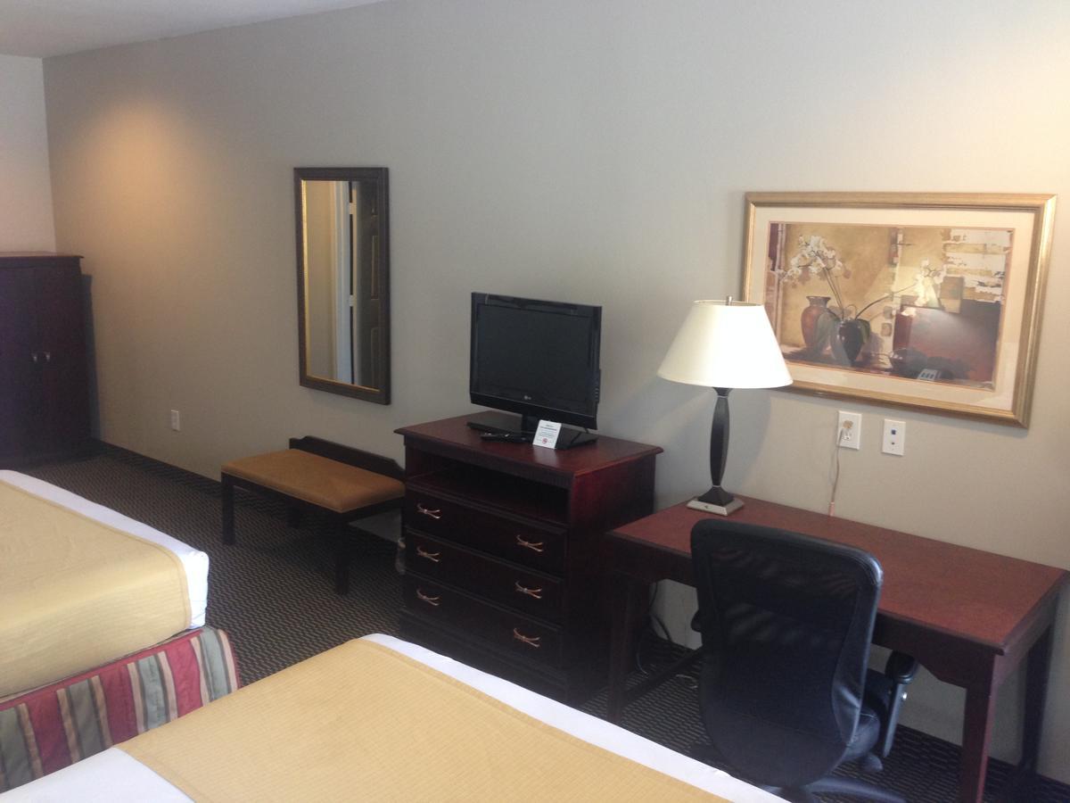 Express Inn Wharton Bagian luar foto