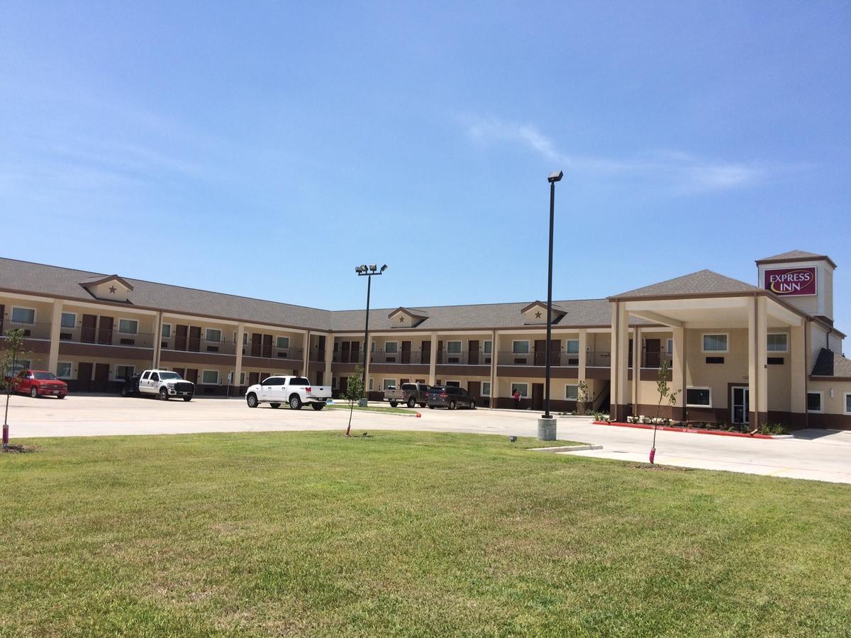 Express Inn Wharton Bagian luar foto