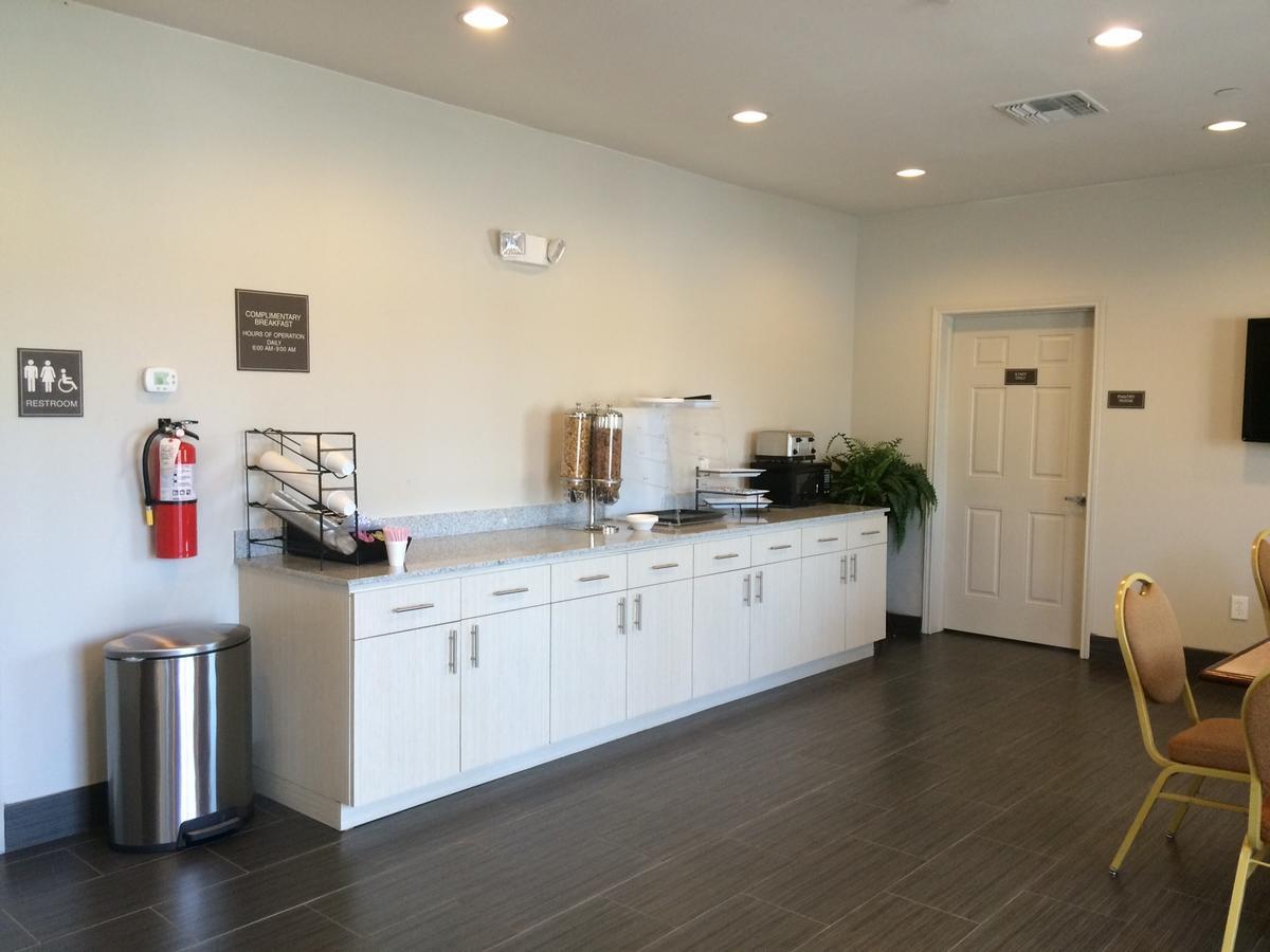 Express Inn Wharton Bagian luar foto
