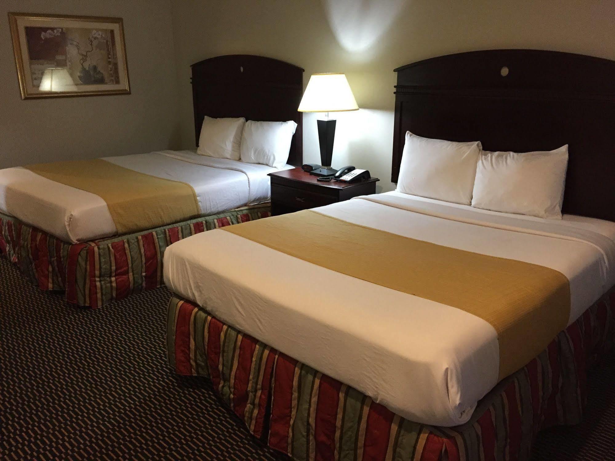 Express Inn Wharton Bagian luar foto