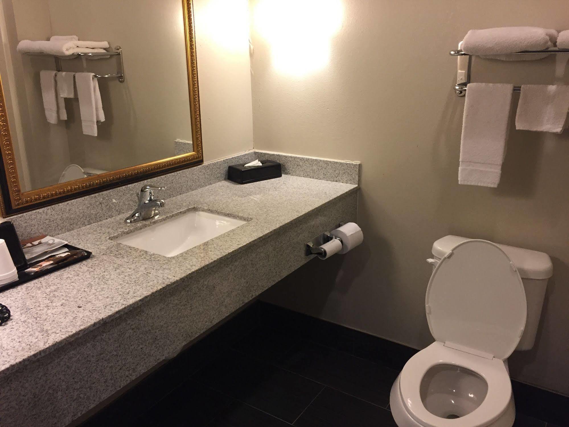 Express Inn Wharton Bagian luar foto