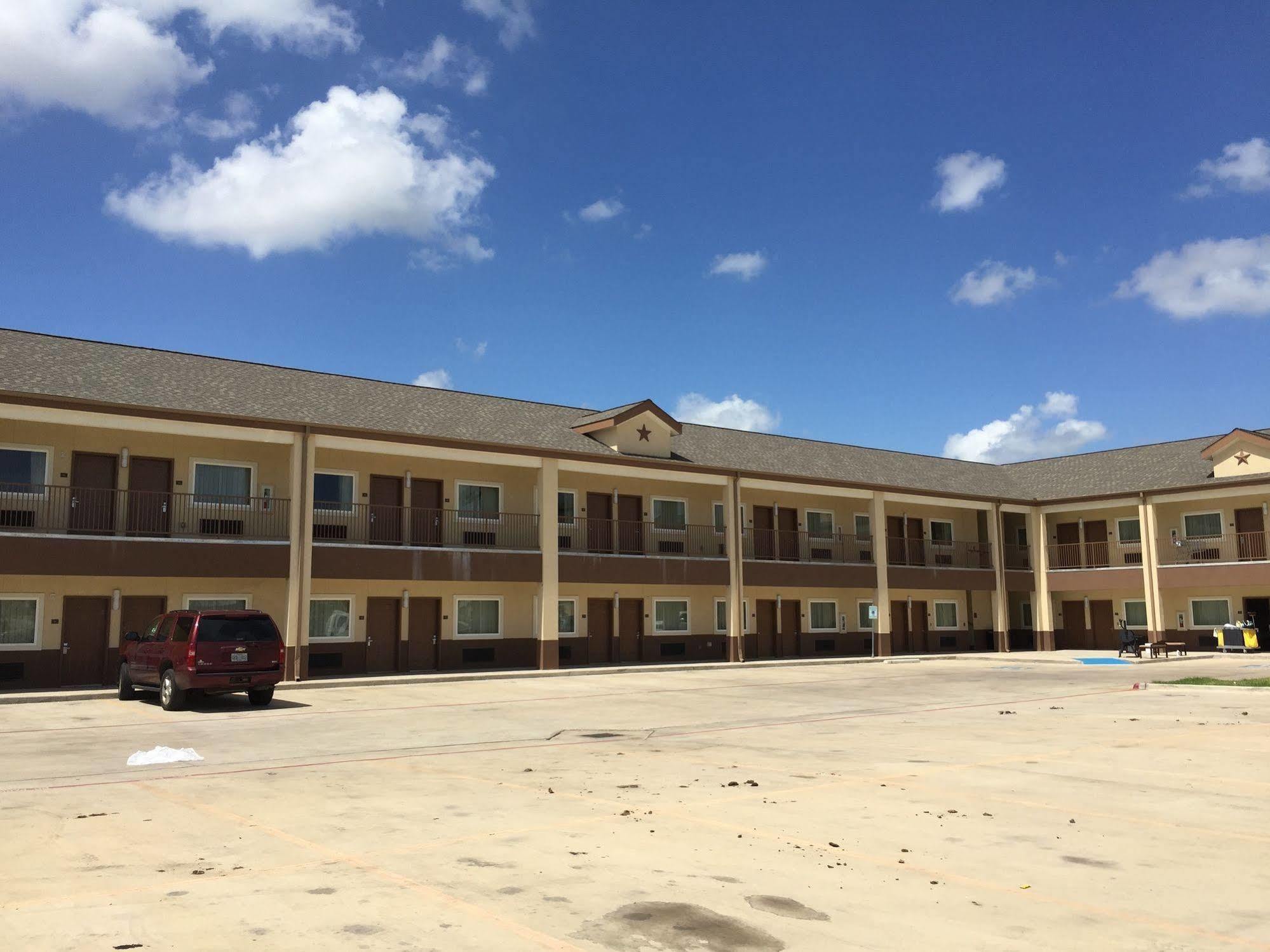 Express Inn Wharton Bagian luar foto