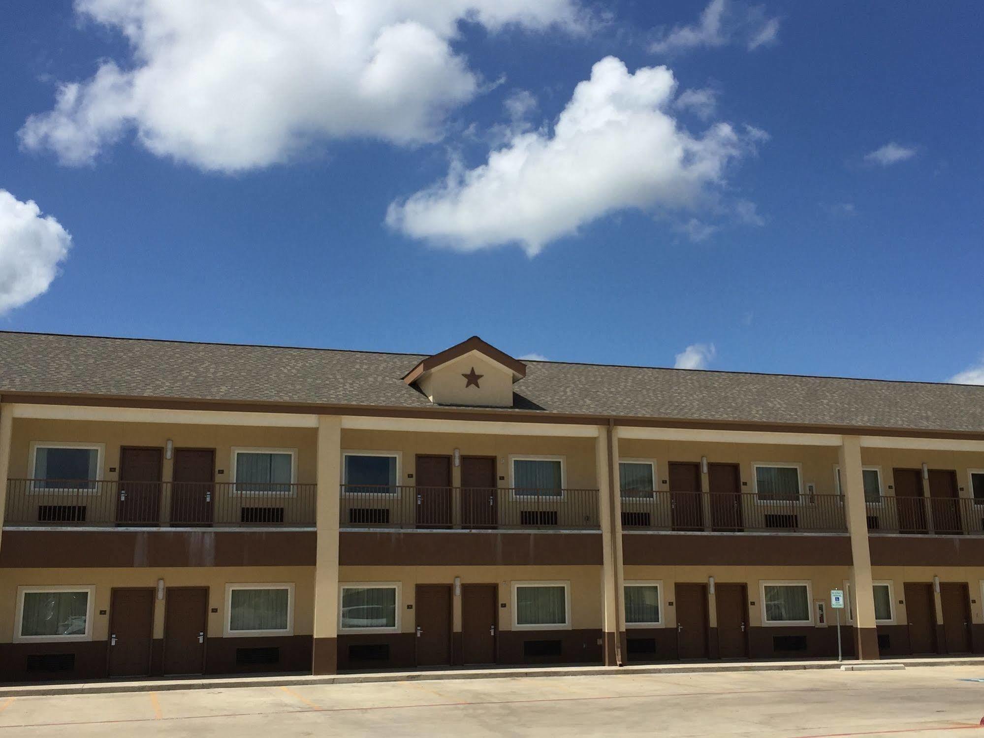 Express Inn Wharton Bagian luar foto